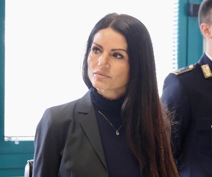 Rapina e aggressione con spray al peperoncino e coltellate: arrestati due tunisini, ma uno sparisce. E' caccia all'uomo