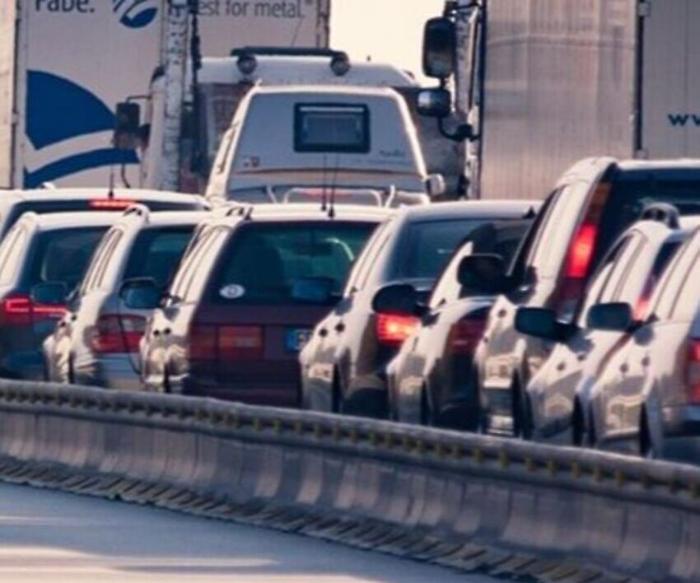 Autostrada A1 in tilt: 10 chilometri di coda per un incidente.  Distribuita acqua tra gli automobilisti