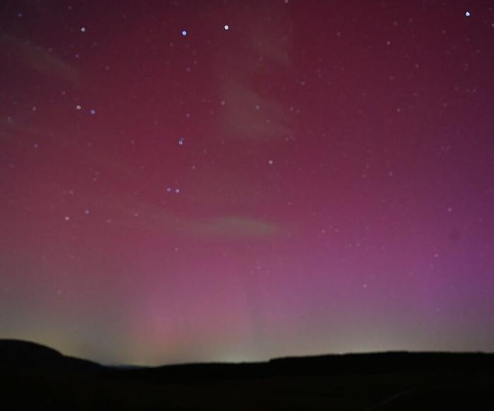 Aurora Boreale in Umbria, i cieli di tutta Italiasi colorano di sfumature rosa: le foto dal Subasio