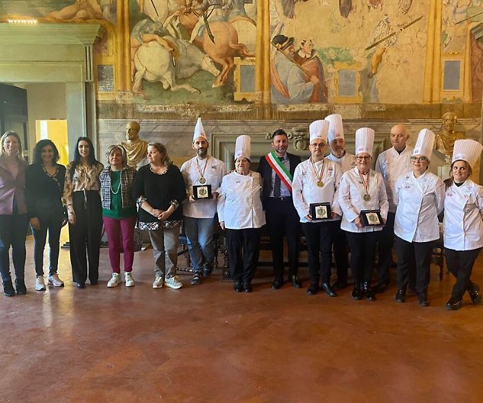 Castiglione del Lago, medaglia d'oro ai campionati di Street food: il sindaco premia la squadra