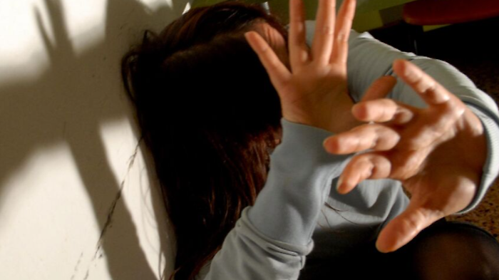 La relazione extra-coniugale diventa un incubo: video intimo in una chat dopo le botte e le minacce. Arrestato un 49enne