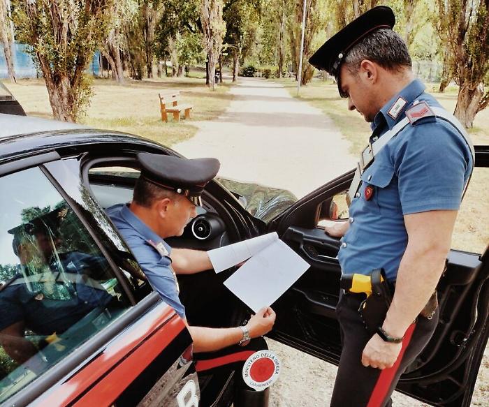 Sassi contro le auto in corsa, poi minaccia i carabinieri con una pietra. Arrestato 26enne
