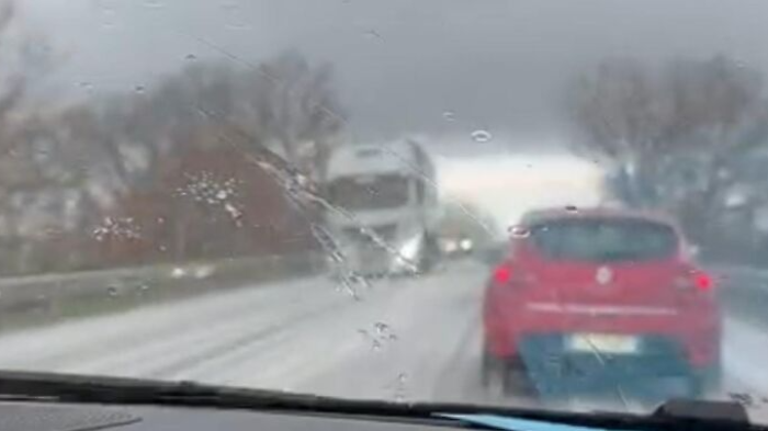 Gubbio, chicchi di grandine ricoprono la strada statale 219 alle porte della città