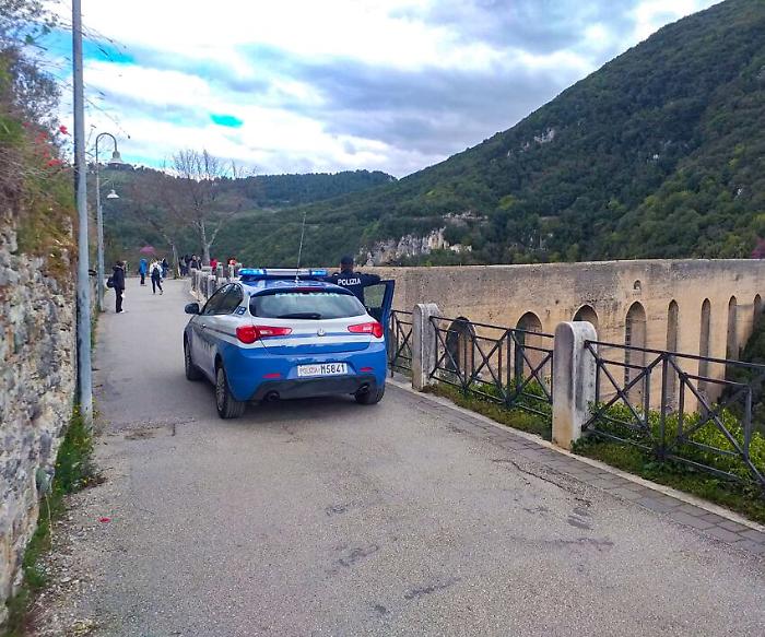 Spoleto, le rubano il portafogli e fanno shopping: beccati dalla polizia