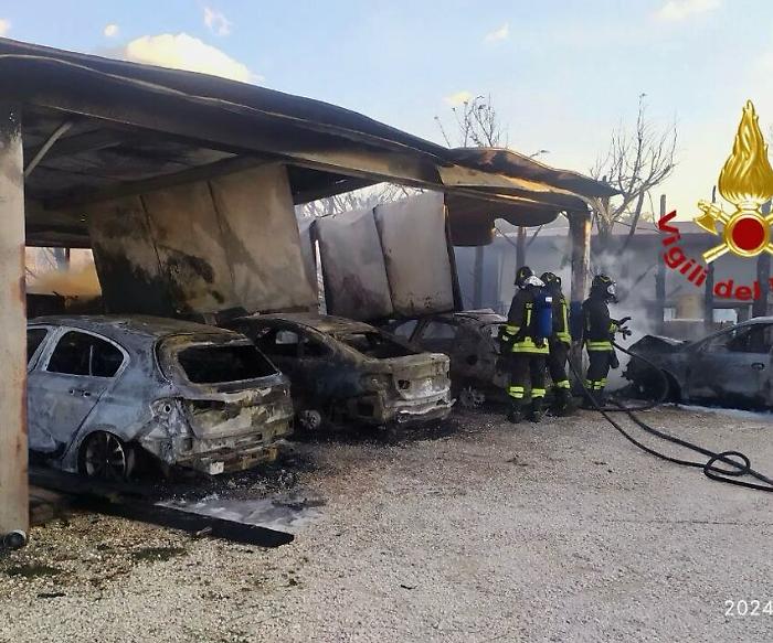 Bastia Umbra, violento incendio distrugge quattro macchine, paura per l'abitazione vicina