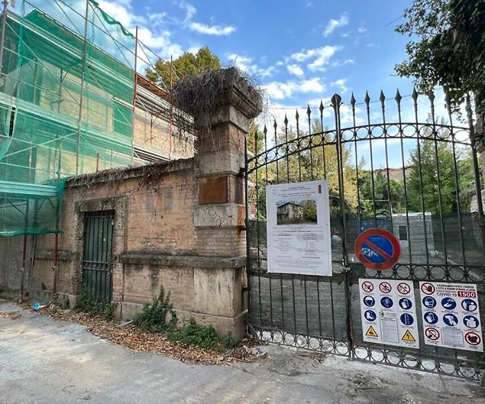 Terni, roulotte in fiamme. L'assessore: "Non ci facciamo intimidire"