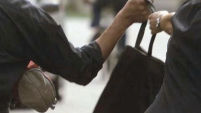 Scippano una 67enne e scappano in auto: denunciati e fermati tre sudamericani a Narni Scalo 