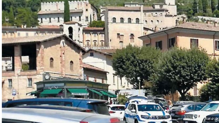 Danneggiate decine di auto tra cento e prima periferia: è tornato l'incubo dei vandali