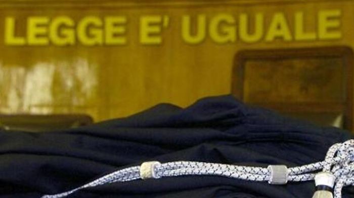 Prese a martellate alla moglie, assolto dall'accusa di maltrattamenti