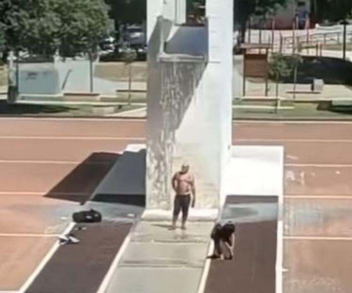 Perugia, dopo il bidet ai Giardini Carducci, ecco la doccia a Piazza del Bacio