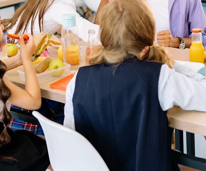 Perugia, mangiano alla mensa della scuola e si sentono male: alunni finiscono all'ospedale