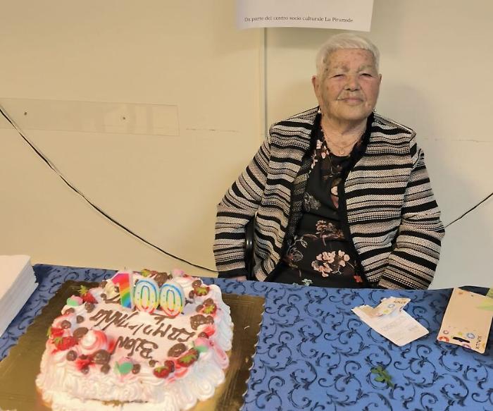 Perugia, i 100 anni di Ida Alici Biondi: ancora si diletta in cucina e con l'uncinetto