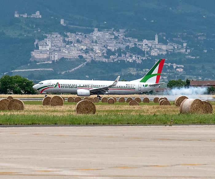 Perugia, arriva il volo per l'estate in Sardegna: ripristinata la tratta per Olbia