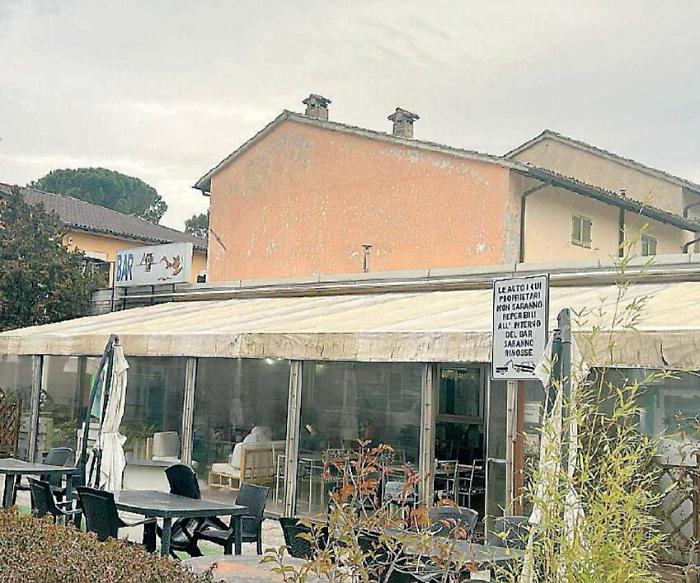 Spoleto, spaccata in una bar: fuggono con tabacco e Gratta e vinci. Banda ripresa dalle telecamere