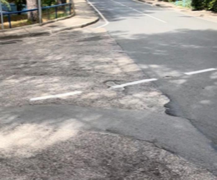 Perugia, strada dissestata in via colombo a Ferro di Cavallo: tra buche e pavimentazione irregolare