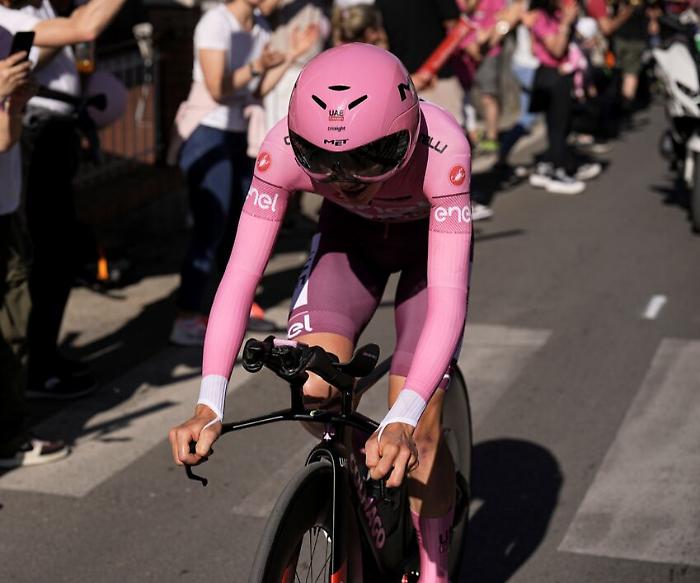Tadej Pogacar vince la crono Foligno-Perugia del Giro d'Italia. Il video della volata in salita