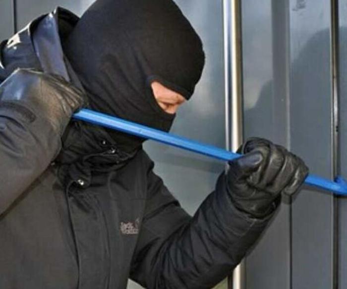 Bevagna, magazzino agricolo svaligiato dai ladri. Hanno rubato un tagliaerba dal valore di 900 euro