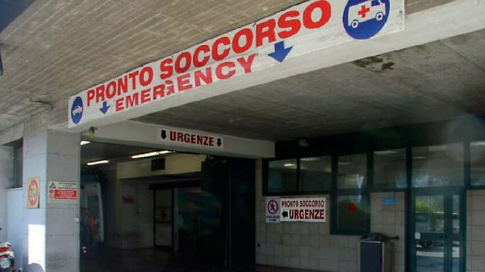 Scontro frontale fra due auto, parto cesareo d'urgenza salva il bimbo di una 31enne rimasta ferita 