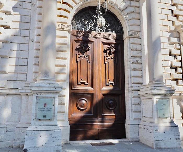 Regione Umbria, ex consiglieri guadagnano di più: la spesa per i vitalizi cresce di 192 mila euro
