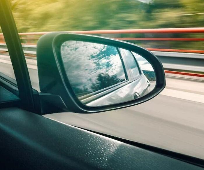 Minorenni non si fermano all'alt della polizia e gettano hashish dal finestrino dell'auto. Scatta l'arresto 