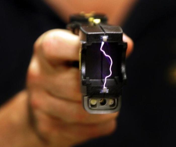 Perugia, allaga un palazzo, prende a calci le porte e rompe le vetrate. Fermato col taser