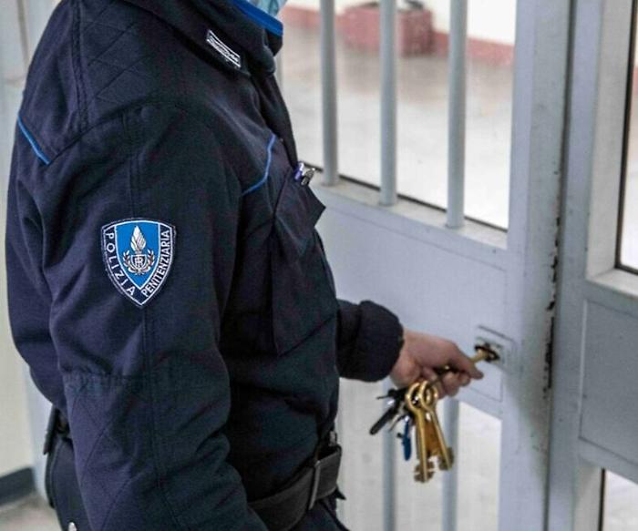 Terni, video Tik Tok di tre detenuti: cantano per festeggiare la pizza. Scattano tre denunce