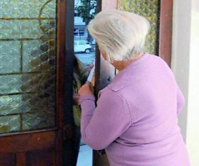 Cerca di truffare un’anziana con la tecnica del finto poliziotto: arrestato 30enne originario di Napoli