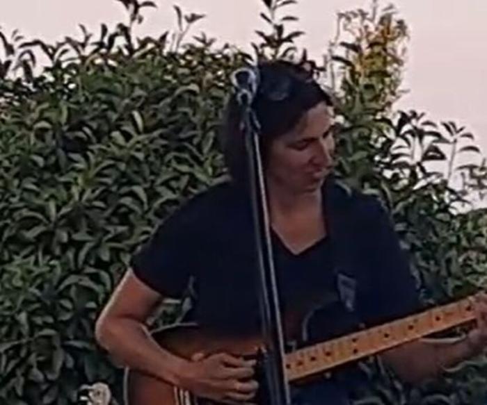 Elly Schlein scatenata, suona la chitarra alla Festa de L'Unità di Castiglione del Lago. Il video