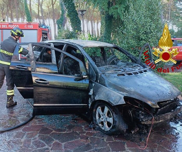Gualdo Cattaneo, incendio a San Terenziano: in fiamme auto parcheggiata davanti ad hotel