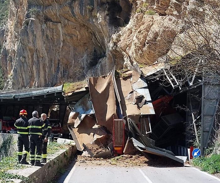 Incidente in Valnerina, strada bloccata. Crolla una parte della tettoia paramassi traffico in tilt