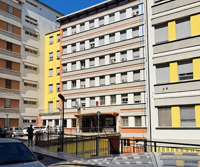 Terni, ordina due birre in un locale e poi aggredisce la barista che finisce al pronto soccorso