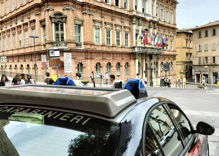 Provano a strappare l'orologio dal polso di un ragazzo e svuotano il portafoglio a un altro passante. Arrestati rapinatori seriali