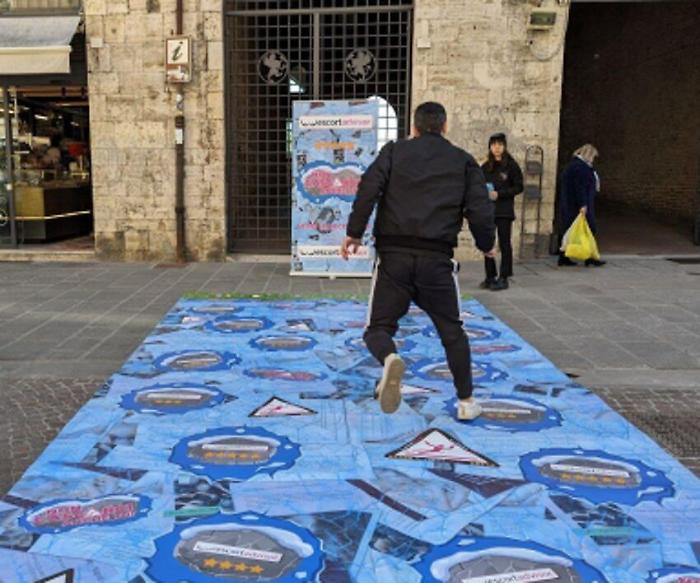 Perugia, la campagna sul sesso e le escort continua. Compare in centro una finta lastra di ghiaccio