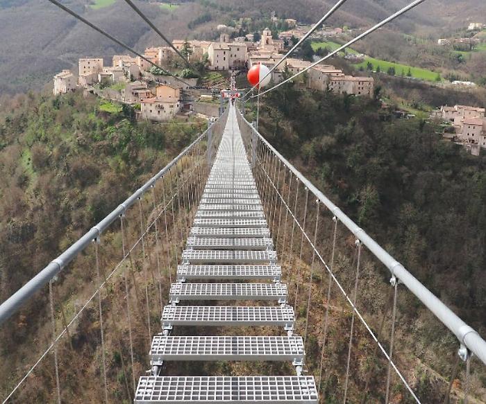 Sellano, inaugurato ponte tibetano: oltre mille scalini a 175 metri dal suolo. Il pi&ugrave; alto d'Europa