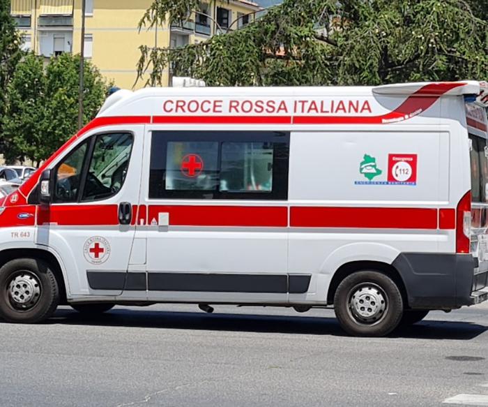 Vola nel vuoto dal quarto piano di un palazzo. In rianimazione una donna
