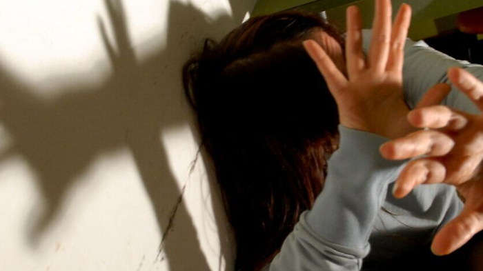 Aggredisce la sorella spingendola con violenza a terra a seguito di una lite: per un 38enne scatta il divieto di avvicinamento 