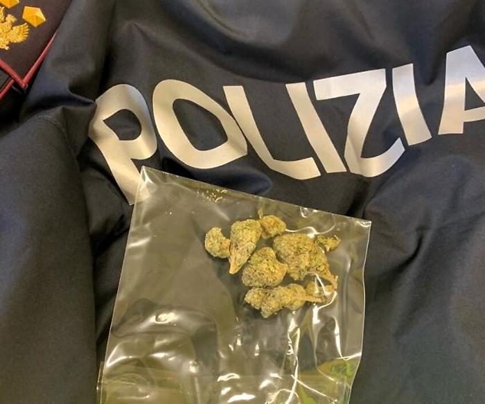 Orvieto, si ferma l'auto sull'A1 e chiede i soccorsi. Poi viene trovato con la droga nelle mutande