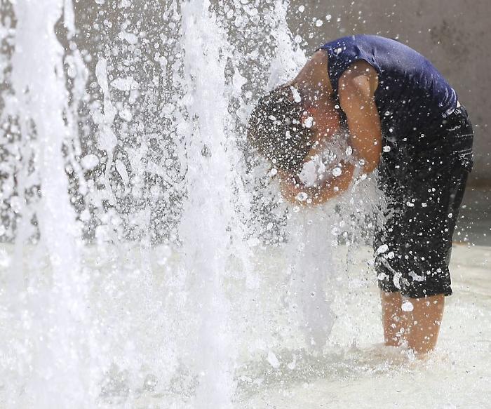 Meteo, scatta l'allarme caldo: temperature elevate e rischio malori. Cosa fare per non rischiare