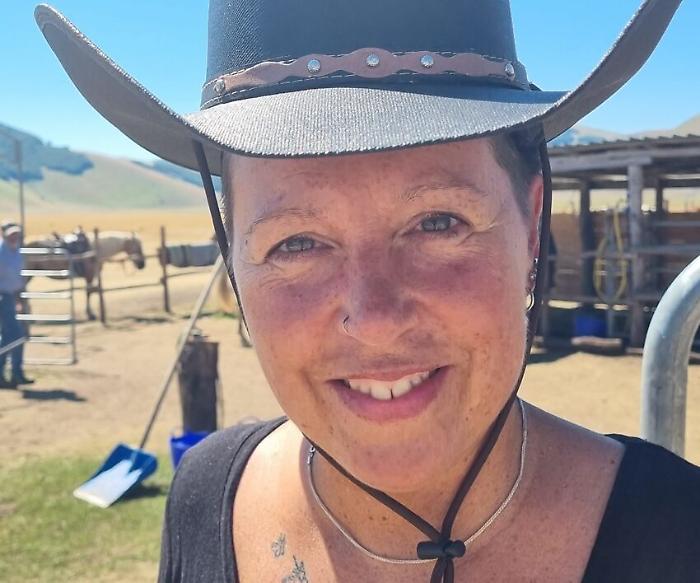 Fabro, Francesca torna a cavallo con la sclerosi multipla. La passione per la Roma e Vasco Rossi