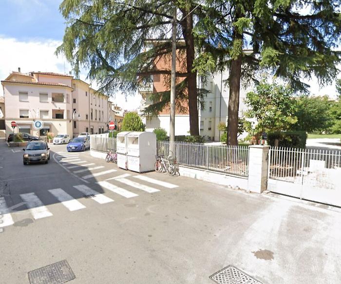 Foligno, crollano calcinacci da un palazzo: una donna si salva grazie all'ombrello