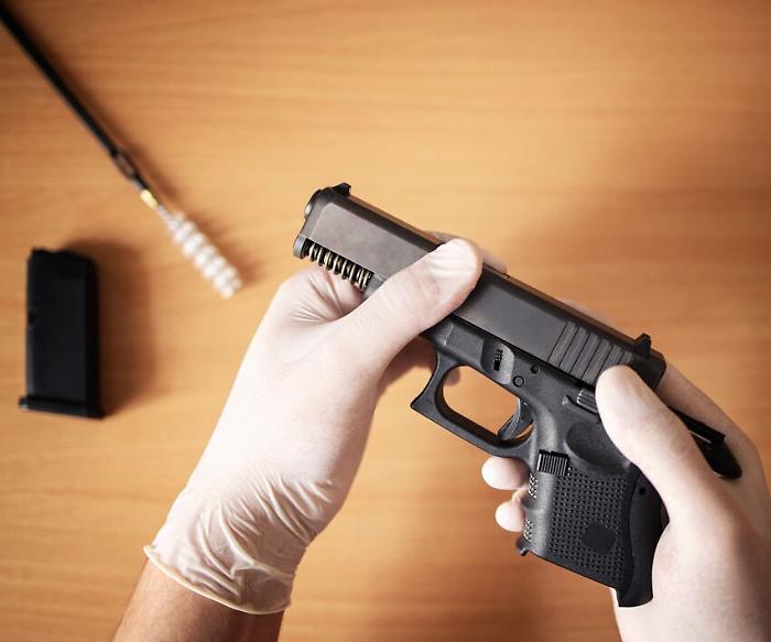 Todi, litiga con la ex moglie e gli trovano una pistola carica nel comodino. Braccialetto per l'uomo di 77 anni