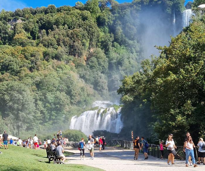 Terni, la Cascata delle Marmore compie 423 anni: storia e curiosità sullo spettacolo della natura che stupisce turisti e curiosi
