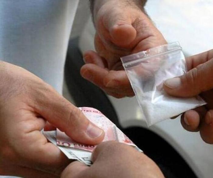 Droga, 5 indagati. Con il ricavo dello spaccio acquistati night club e bar a Città di Castello