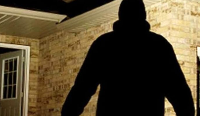 Perugia, va a rubare in un negozio e si nasconde nel furgone: arrestato il ladro