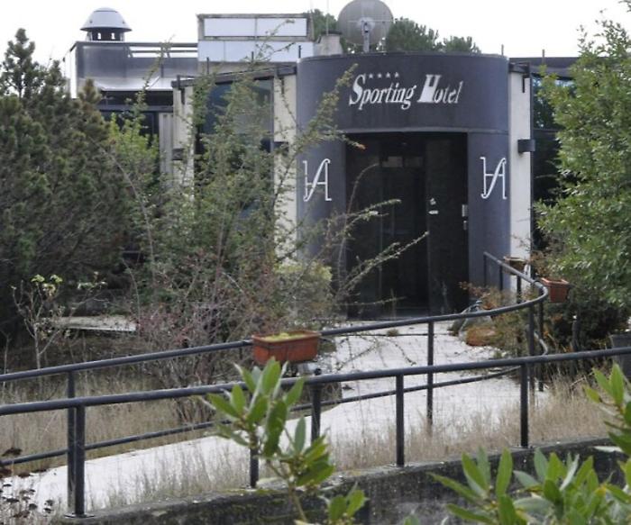 L'ex Sporting hotel di Gubbio di nuovo nel mirino dei vandali