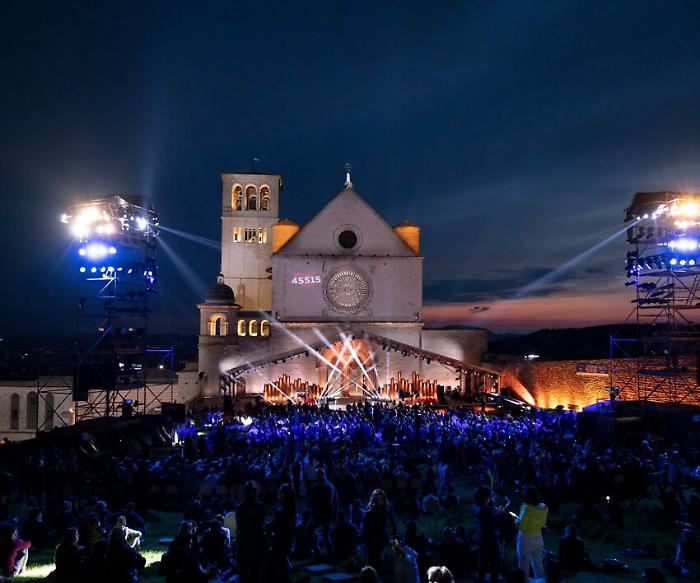 Assisi, Carlo Conti presenta il concerto benefico Con il cuore: cantanti, orari e dove vederlo