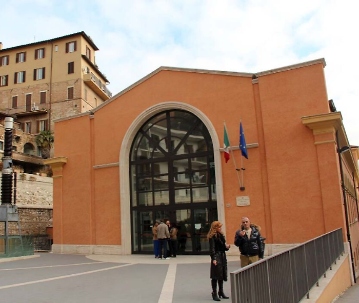 Figli in punizione nella cuccia del cane: padre a processo