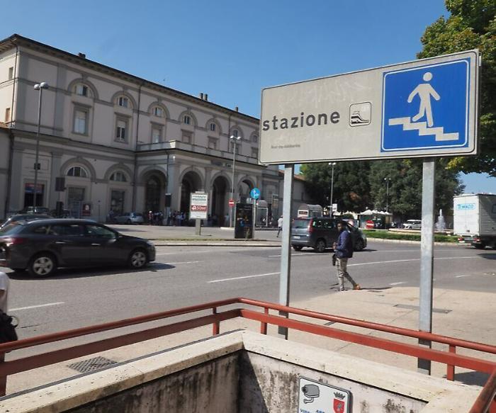 Perugia, rissa a Fontivegge tra quattro uomini armati di bottiglie rotte e bastoni: denunciati