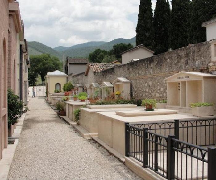 Spoleto, rinvenuti resti umani in un locale del cimitero. Paolucci: "Risolveremo il problema"