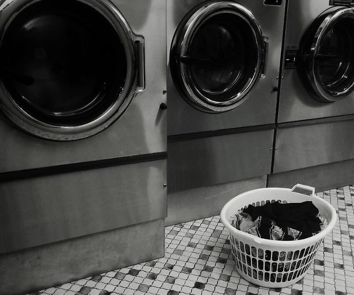 Bastia Umbra, furto aggravato in una lavanderia. Ladri rintracciati con le telecamere: denunciati